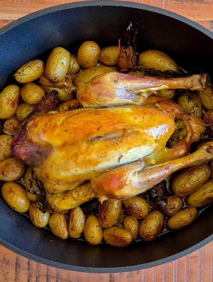 Poulet rôti au four, pommes grenaille