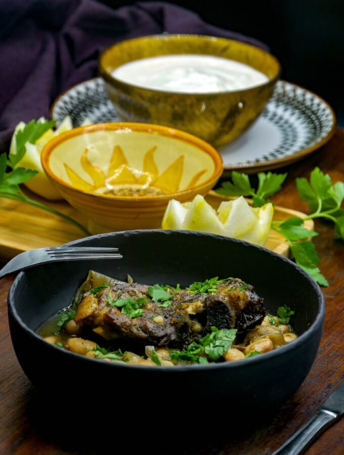 Agneau braisé aux haricots blancs et au yaourt