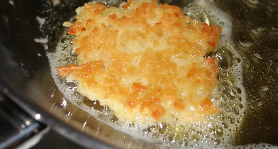 Heat the cooking oil: not too much, not too little!