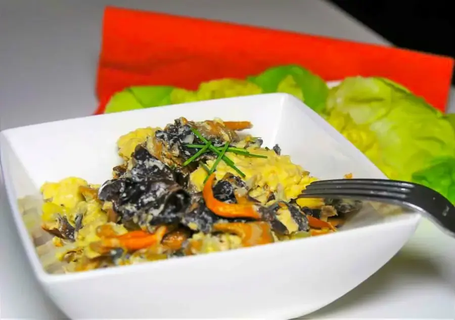 Scrambled eggs with chanterelle mushrooms