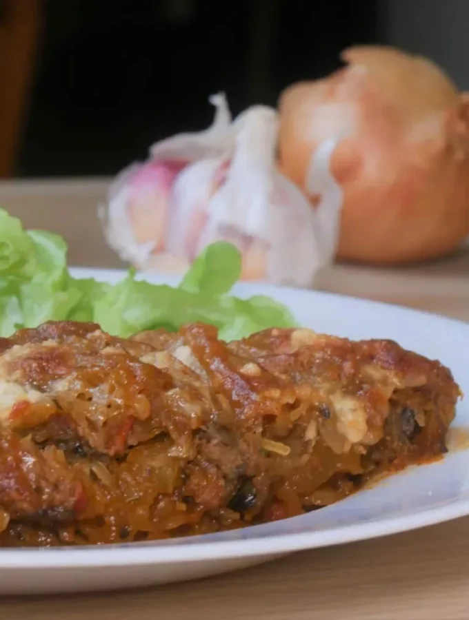 Courge Spaghetti façon bolognaise servie avec une salade verte