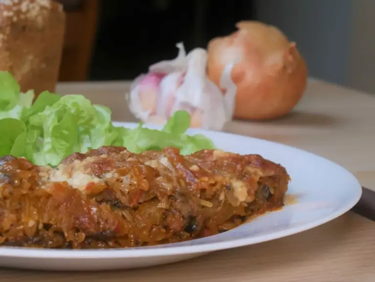 Courge Spaghetti façon bolognaise servie avec une salade verte