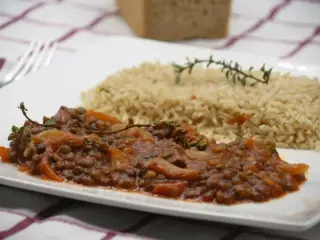 Lentils in tomato sauce